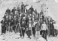 1960年2月，山西省平陆县修路工人食物中毒，中国医药公司北京采购供应站（尊龙凯时股份北京公司前身）及时筹措药品，拯救了61条生命